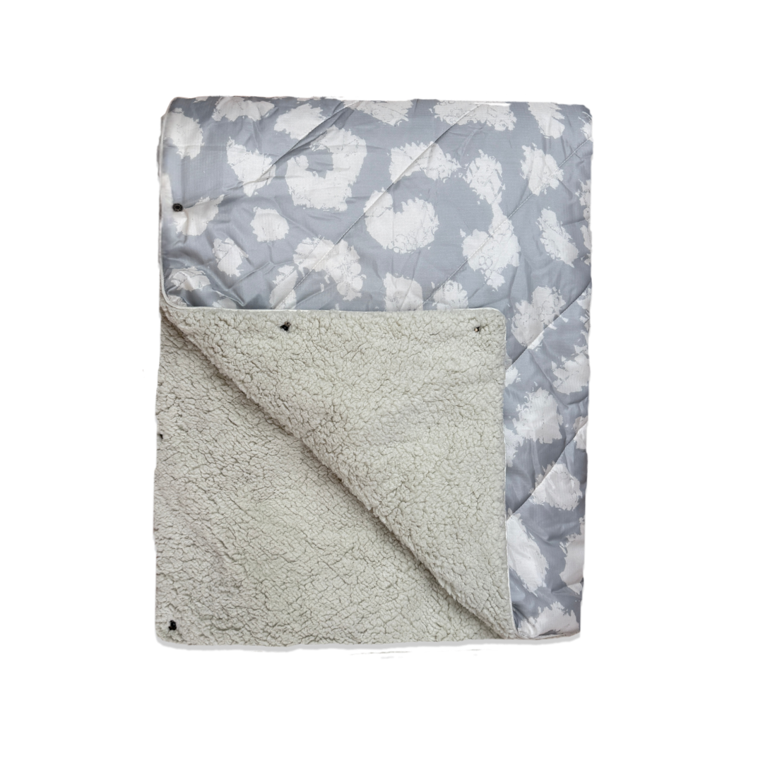 kuschelige warme Outdoor Decke mit Leo Muster