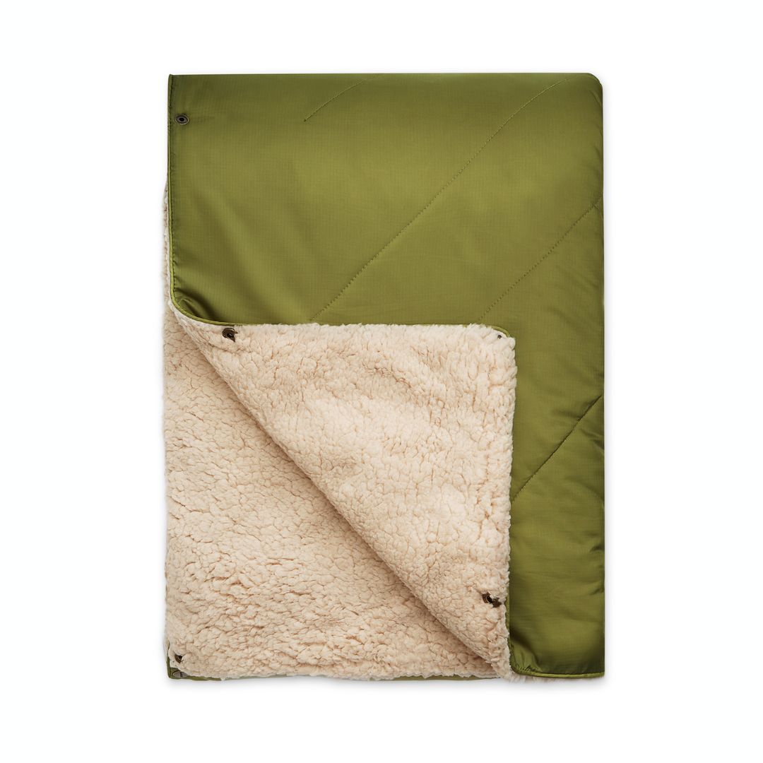Outdoor Kuscheldecke in Olivgrün für draußen von UNFOLD farbe_oliv