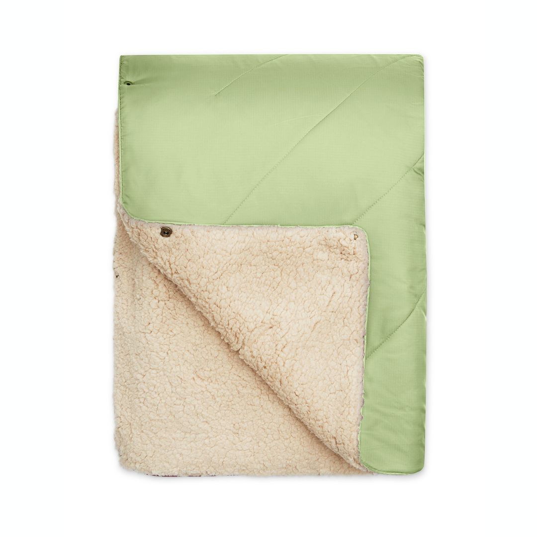 Kuscheldecke in Salbei: grün, beige und flauschig von UNFOLD farbe_salbei