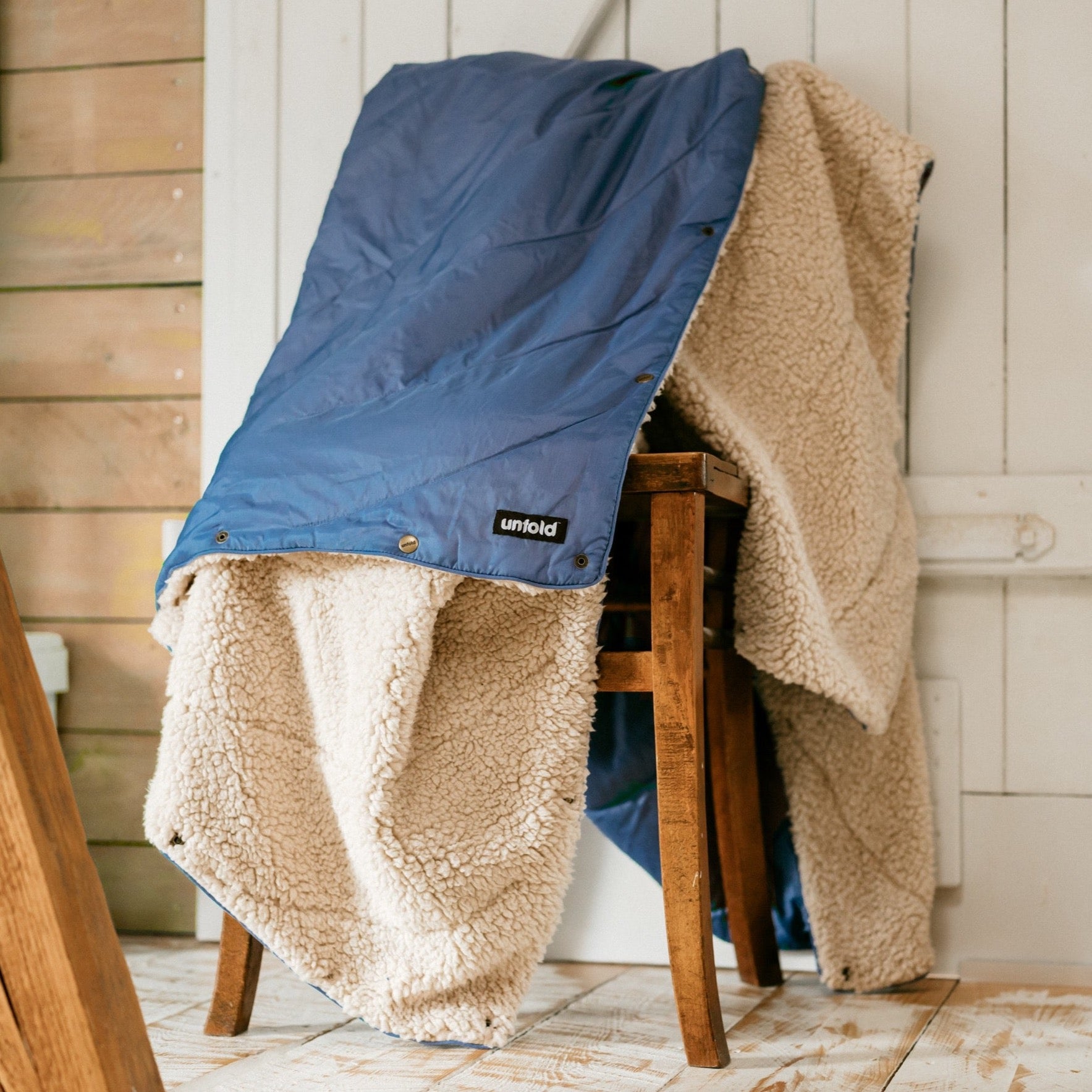 Sherpa-Decke vegan aus recyceltem Material von UNFOLD #farbe_blau