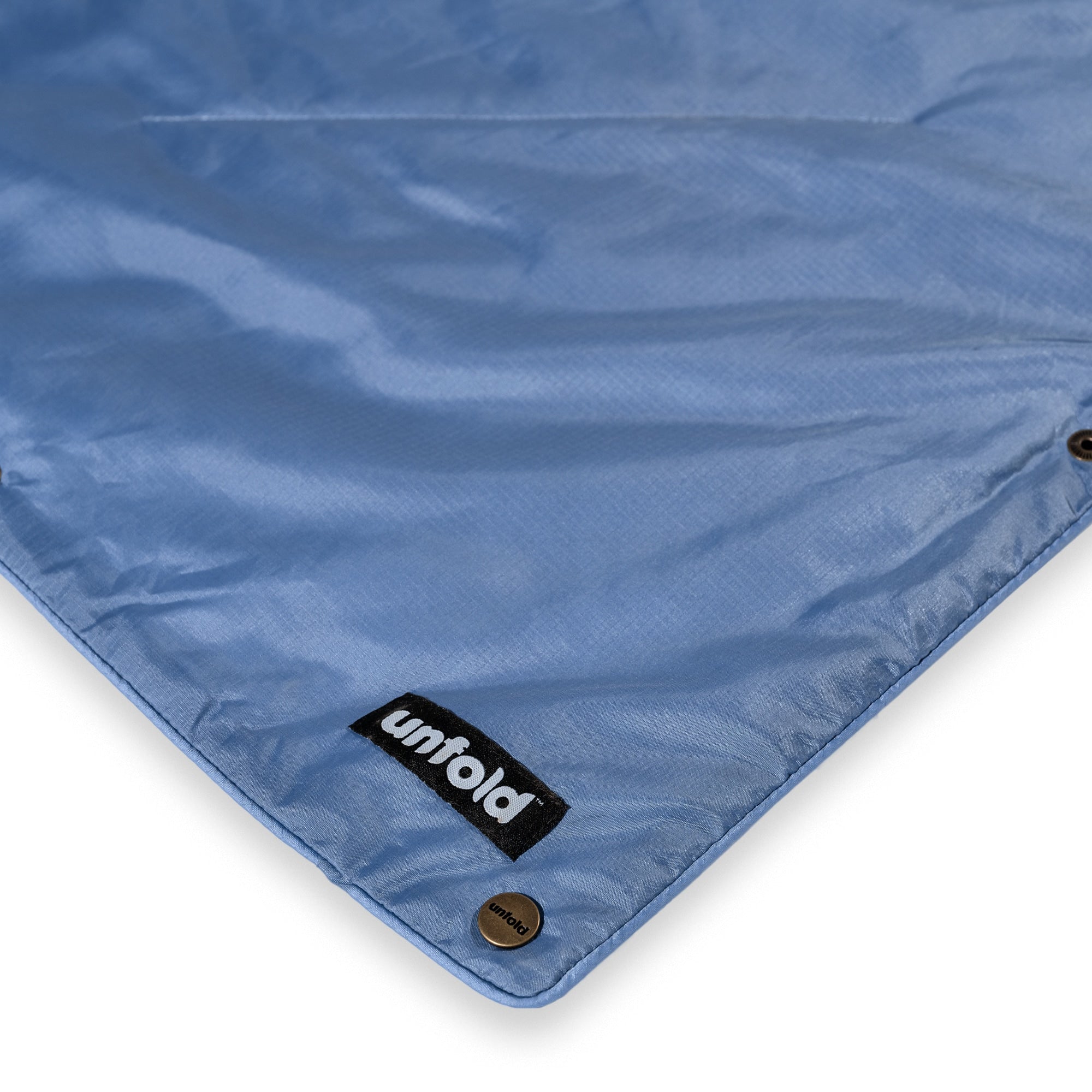 Reisedecke in Blau von UNFOLD vordere Ecke mit Logo-Applikation