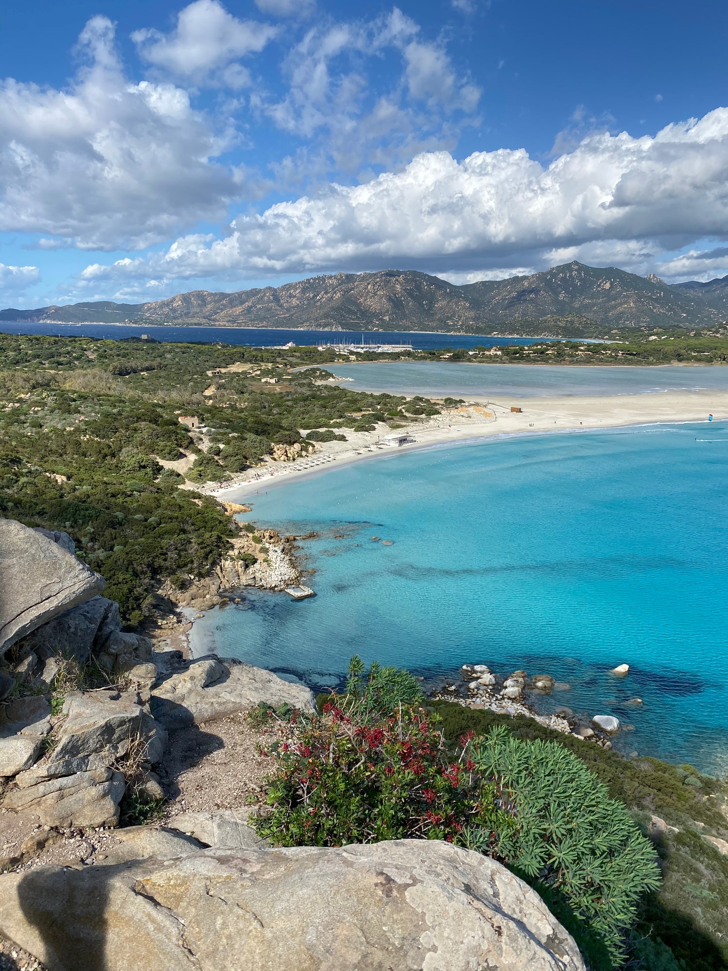 Bucht mit türkisfarbenem Wasser auf Sardinien