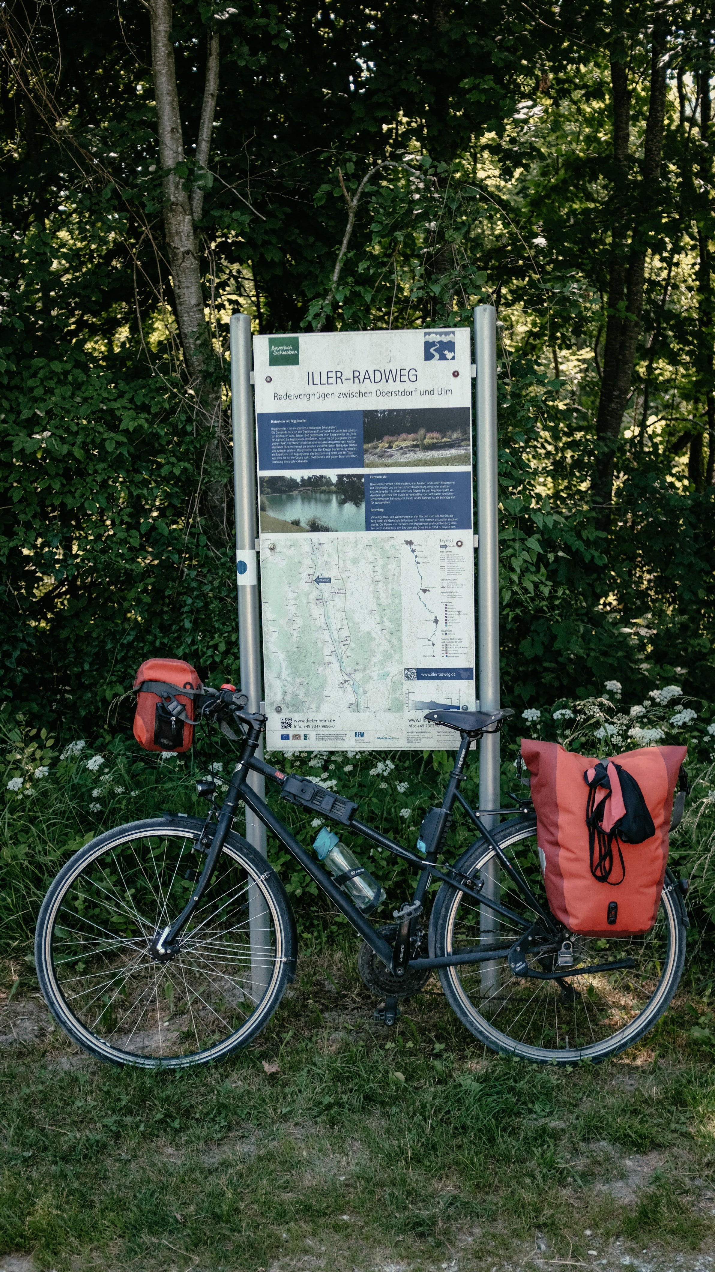 Fahrrad angelehnt an Radtouren-Schild 