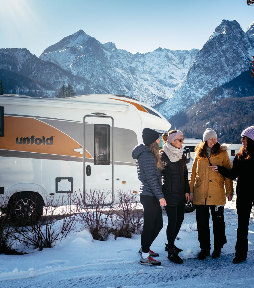 Wintercamping am Fuße der Zugspitze mit Camper und 4 Frauen