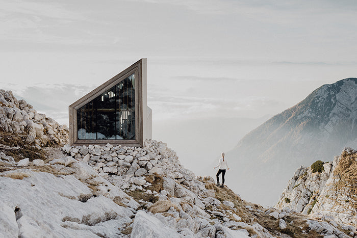 Mann und Frau vor der Schutzhütte in den Bergen