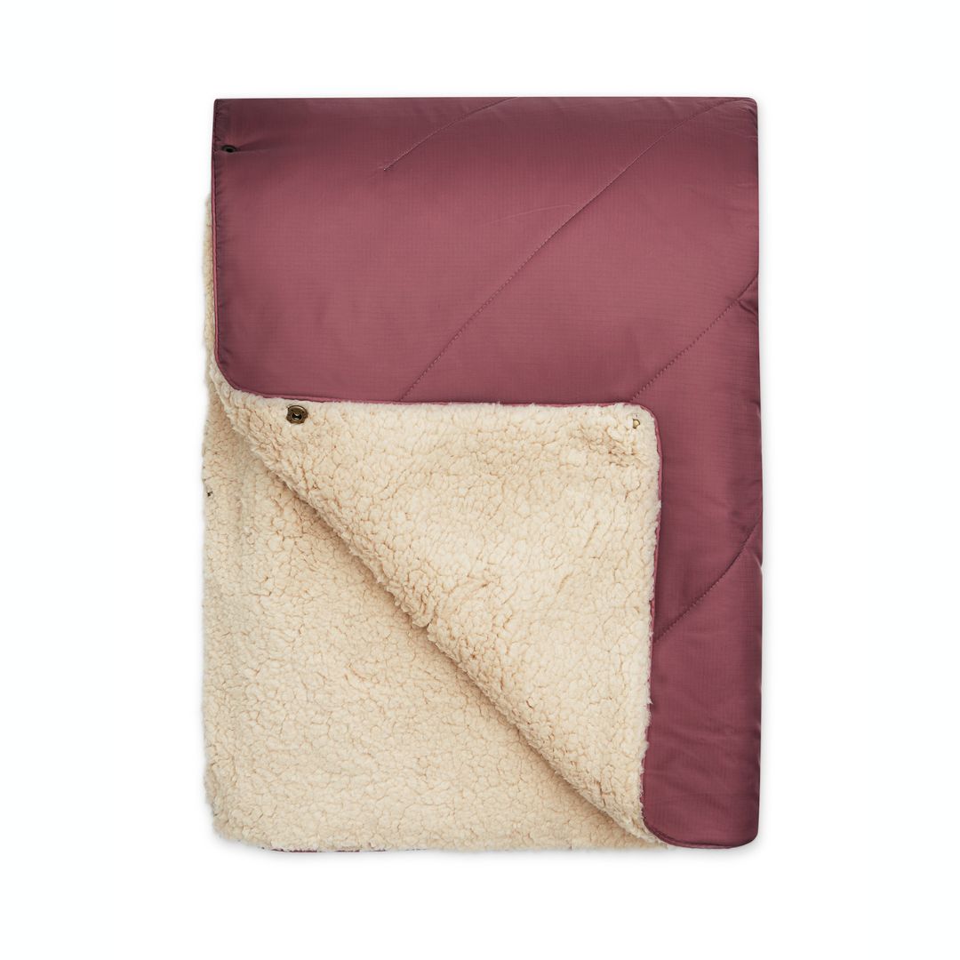 Kuscheldecke in Beere und Beige mit Fellimitat von UNFOLD #farbe_beere