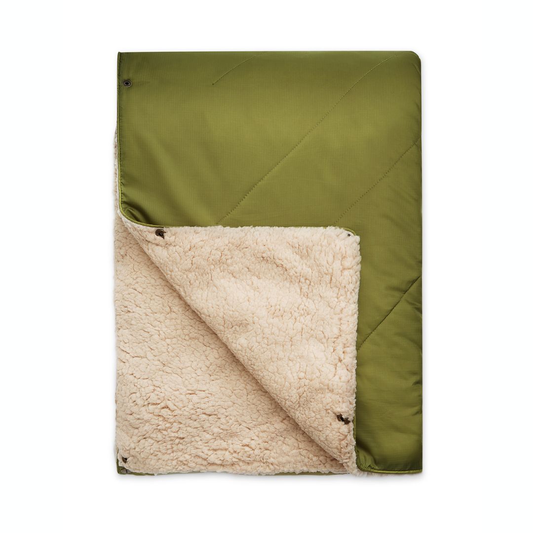 Outdoor Kuscheldecke in Olivgrün für draußen von UNFOLD #farbe_oliv